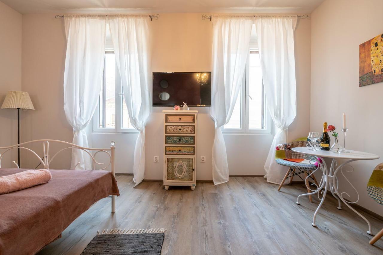Old City Romantic Studios 3 Pula Extérieur photo