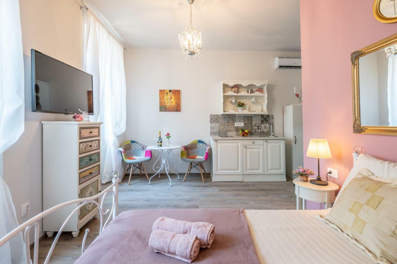 Old City Romantic Studios 3 Pula Extérieur photo