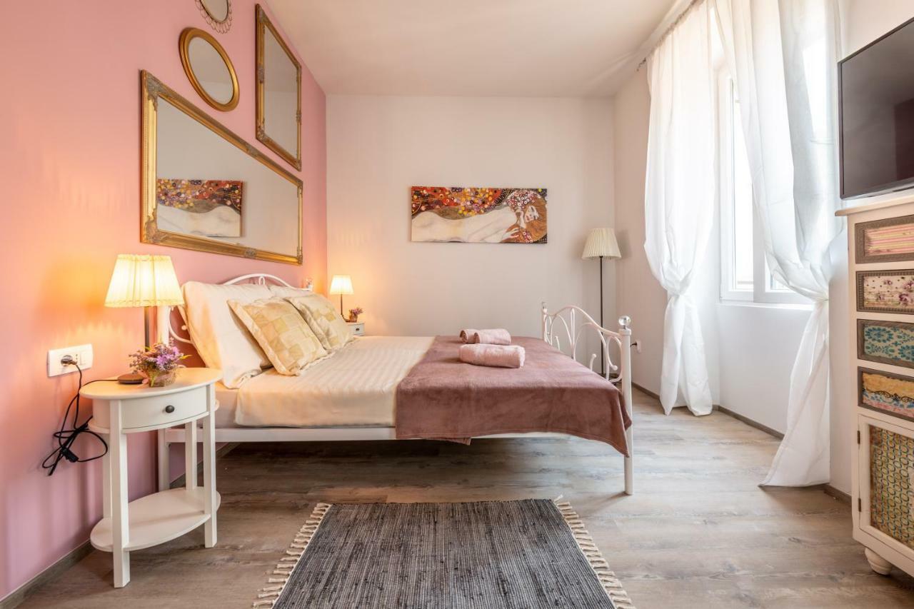 Old City Romantic Studios 3 Pula Extérieur photo