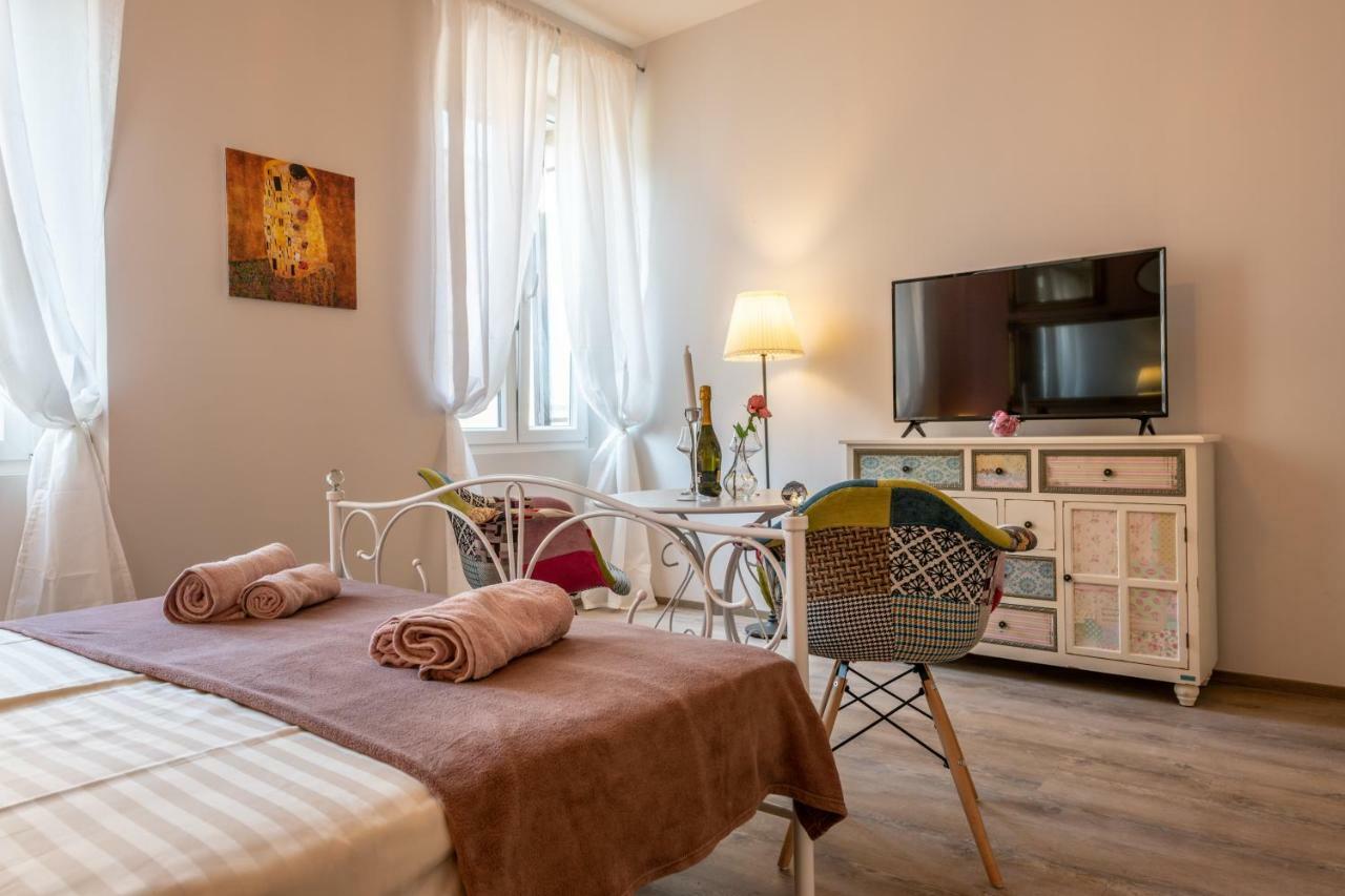 Old City Romantic Studios 3 Pula Extérieur photo