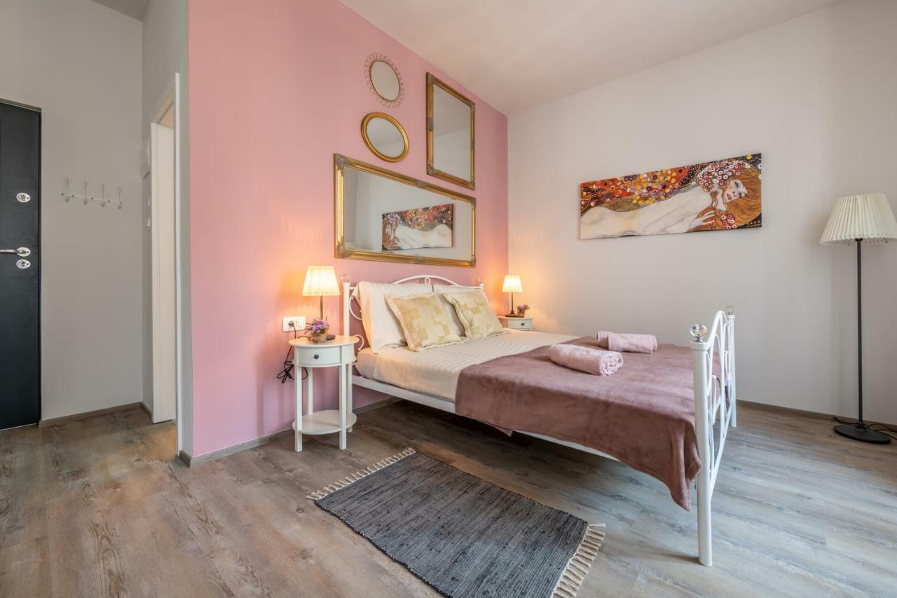 Old City Romantic Studios 3 Pula Extérieur photo