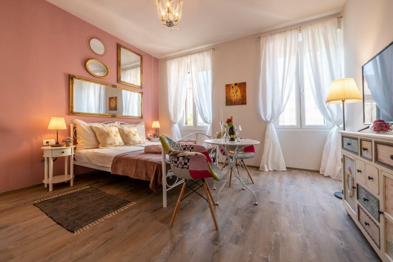 Old City Romantic Studios 3 Pula Extérieur photo