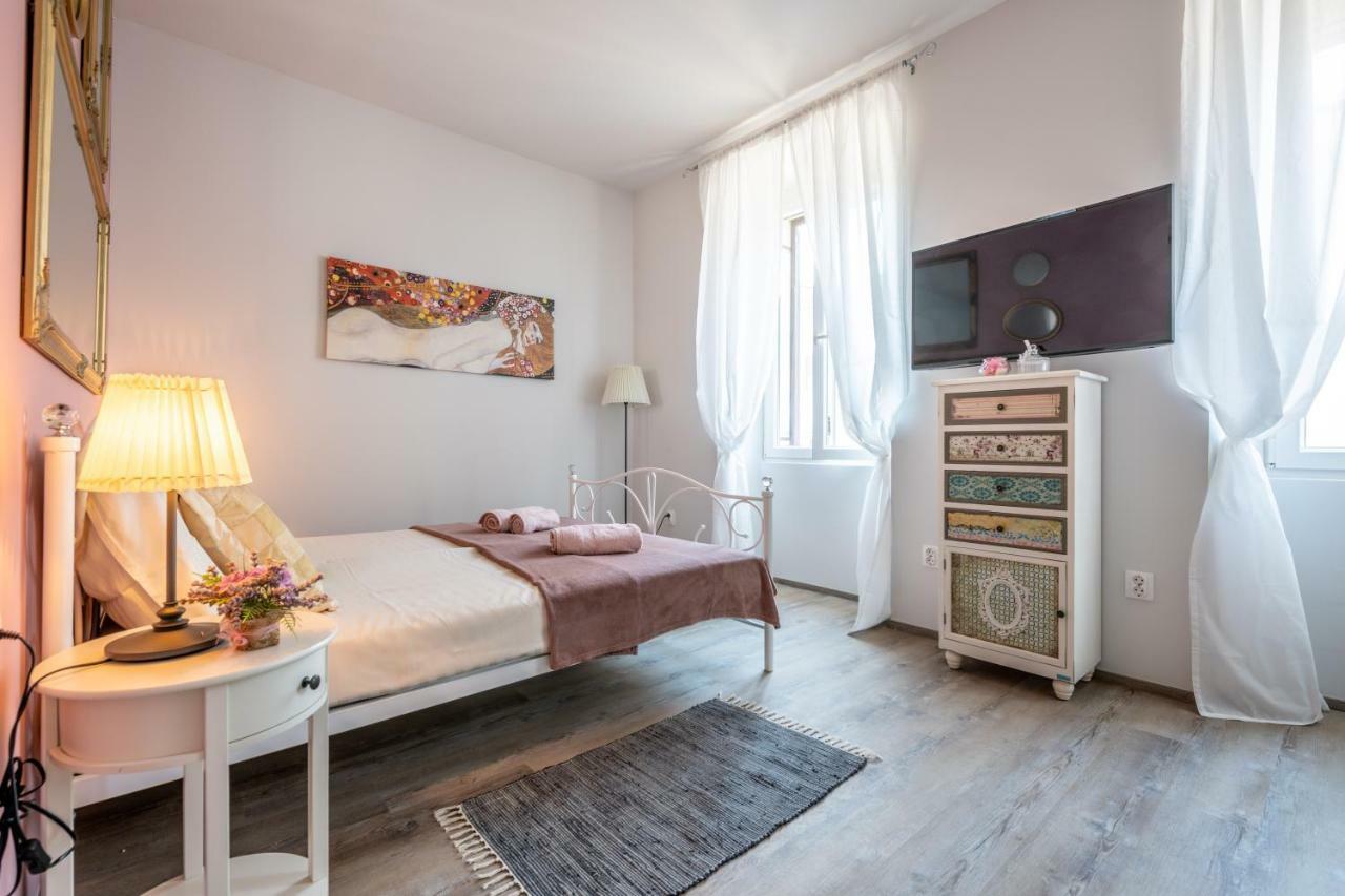 Old City Romantic Studios 3 Pula Extérieur photo