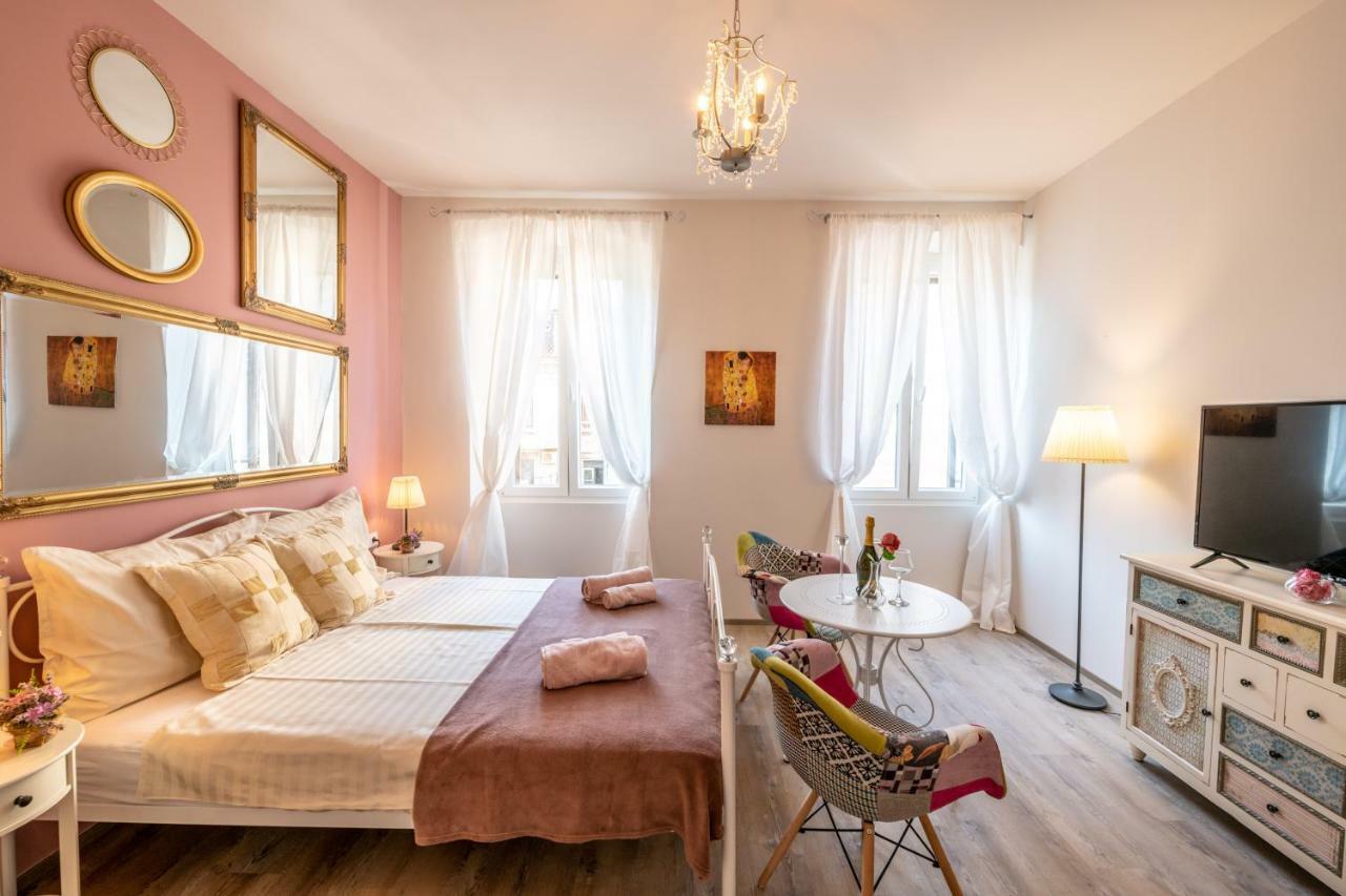 Old City Romantic Studios 3 Pula Extérieur photo