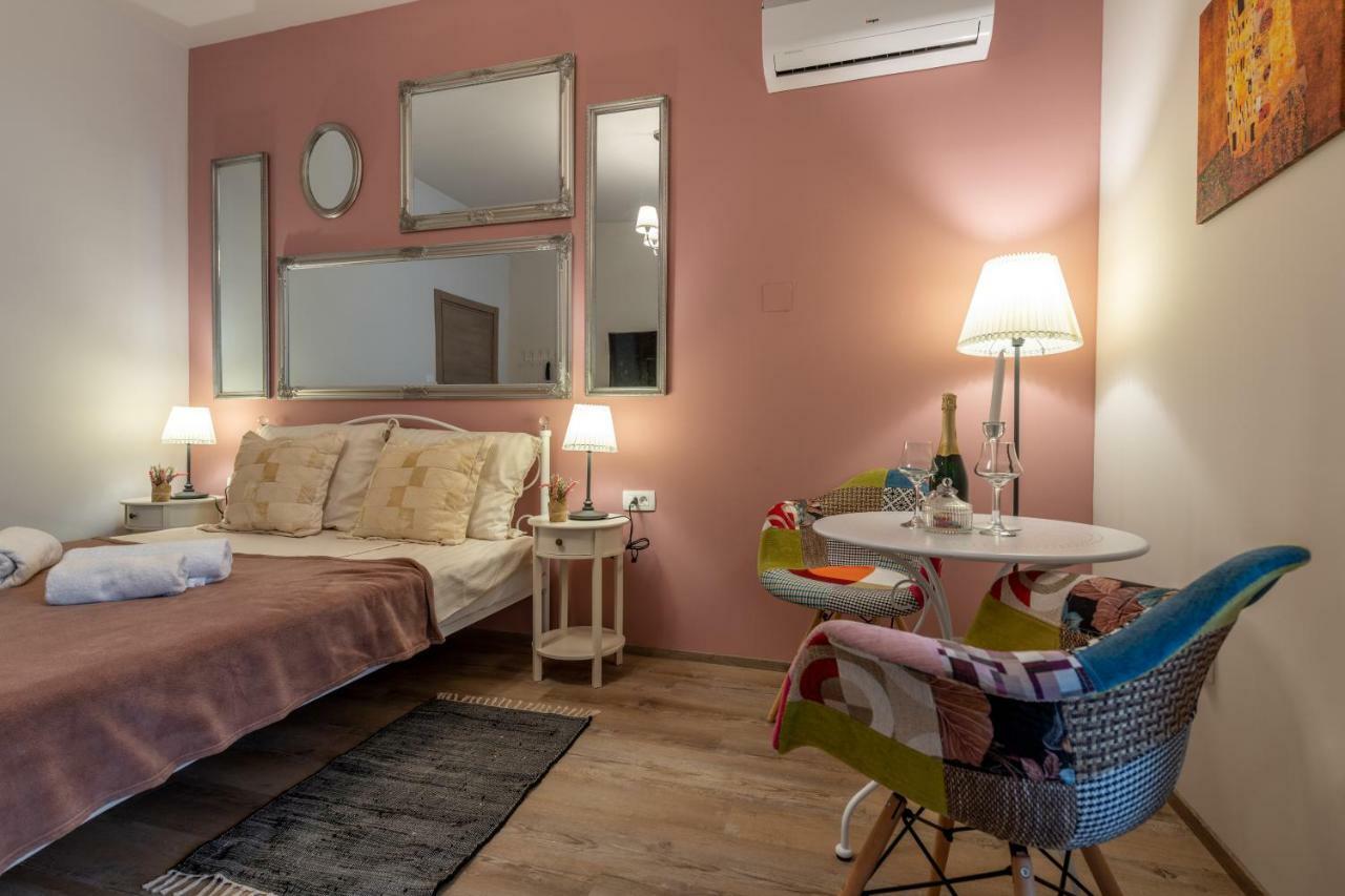 Old City Romantic Studios 3 Pula Extérieur photo