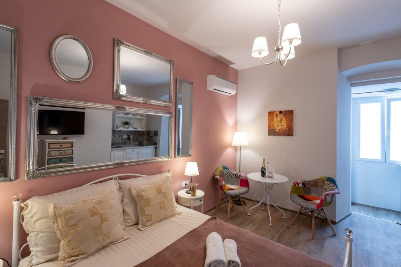 Old City Romantic Studios 3 Pula Extérieur photo
