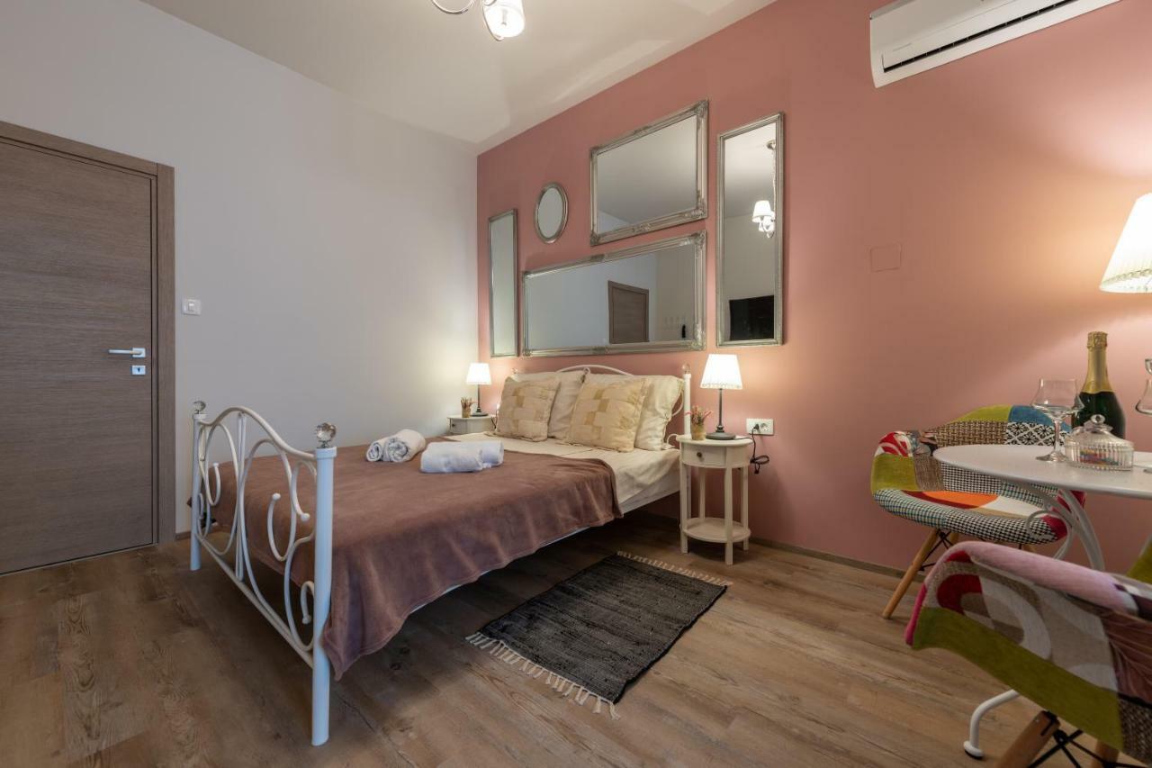 Old City Romantic Studios 3 Pula Extérieur photo