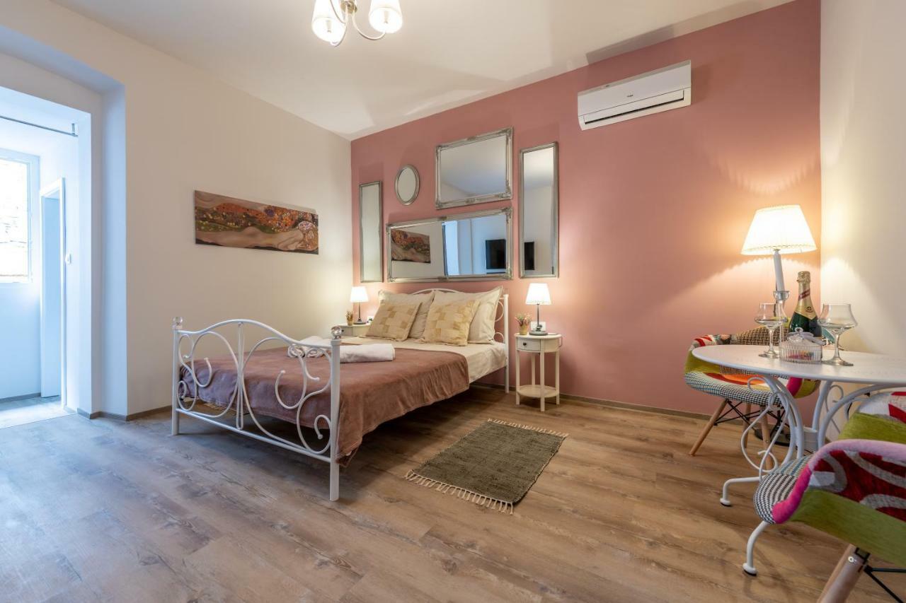 Old City Romantic Studios 3 Pula Extérieur photo