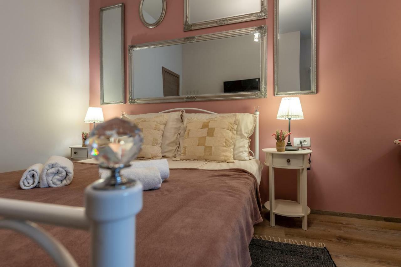 Old City Romantic Studios 3 Pula Extérieur photo
