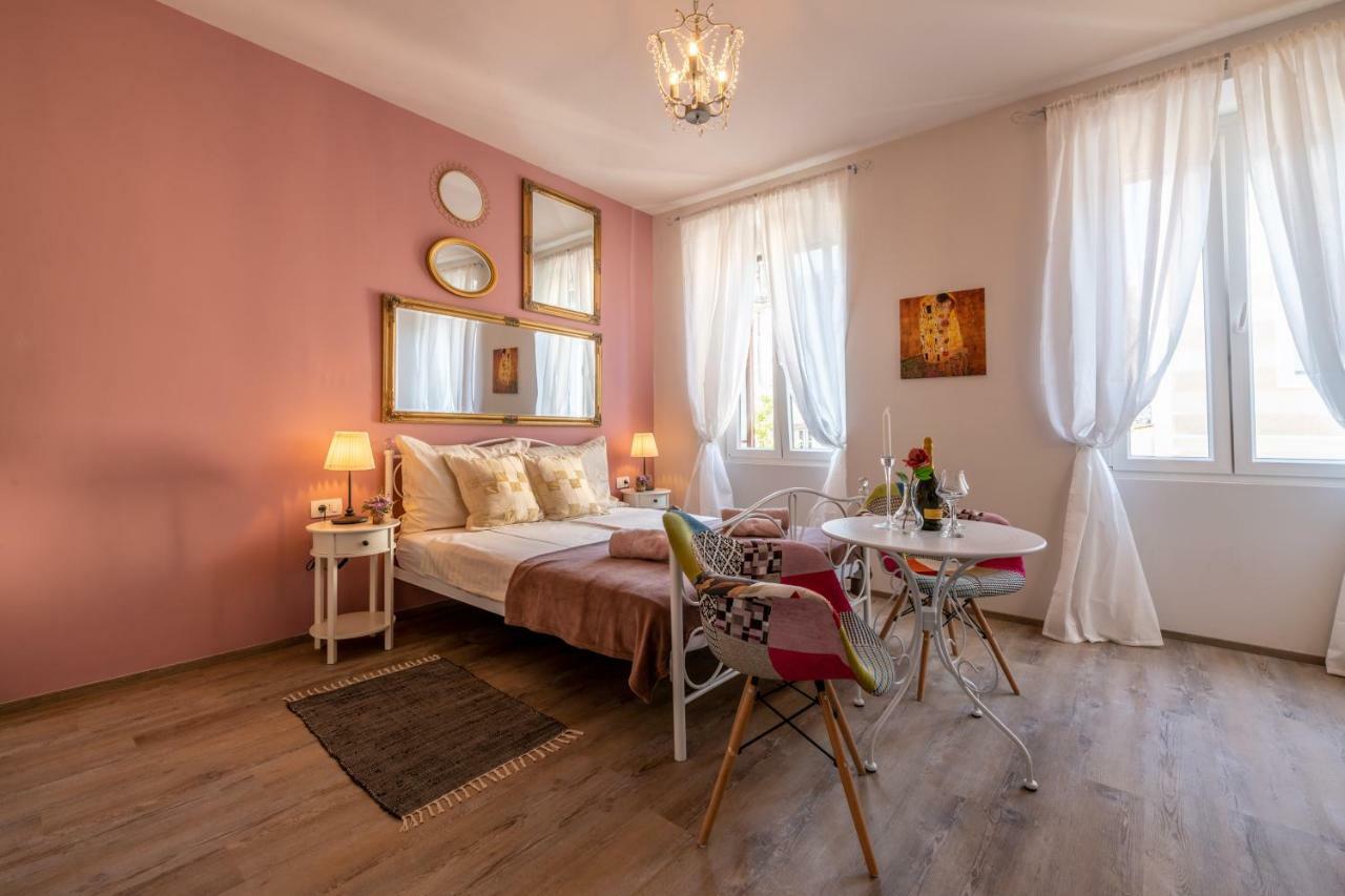 Old City Romantic Studios 3 Pula Extérieur photo