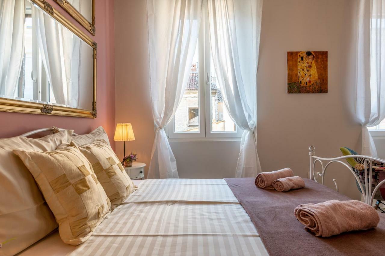 Old City Romantic Studios 3 Pula Extérieur photo